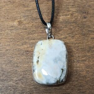 Elegant Silver and Cream Pendant Necklace